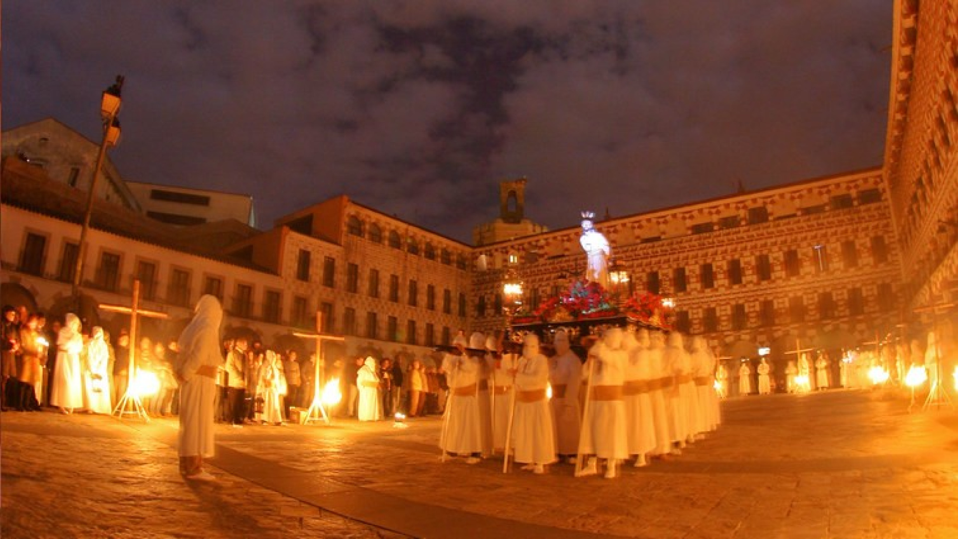 El Prendimiento llena de sobriedad y recogimiento la Madrugada de Badajoz