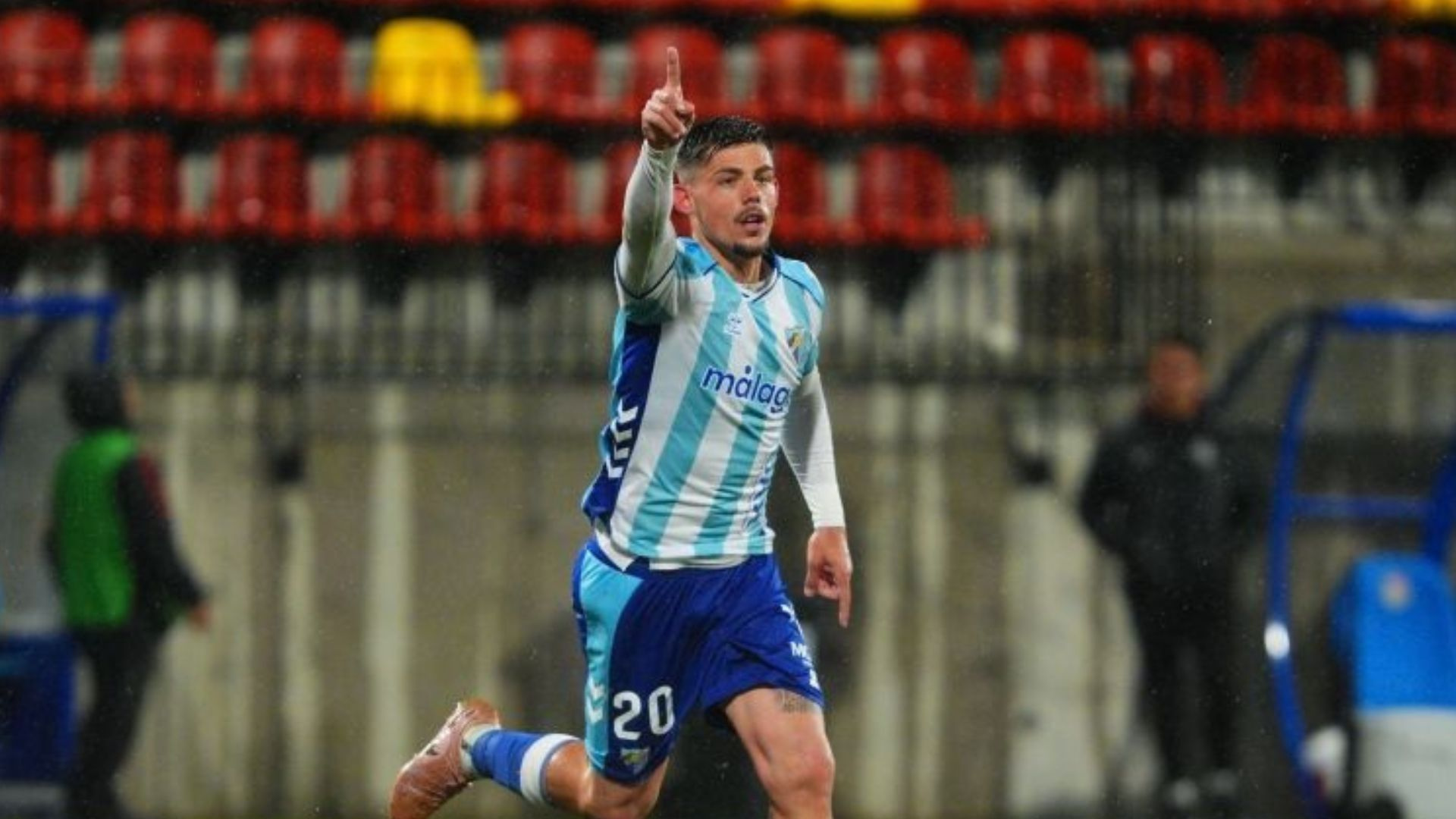 El Málaga empata en los últimos minutos y sigue en la lucha por el ascenso directo