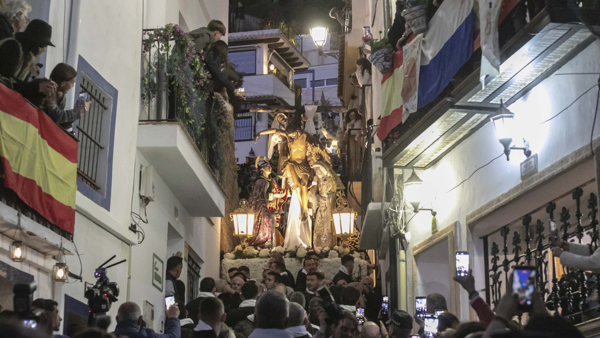 El fervor y la devoción de Santa Cruz, en imágenes