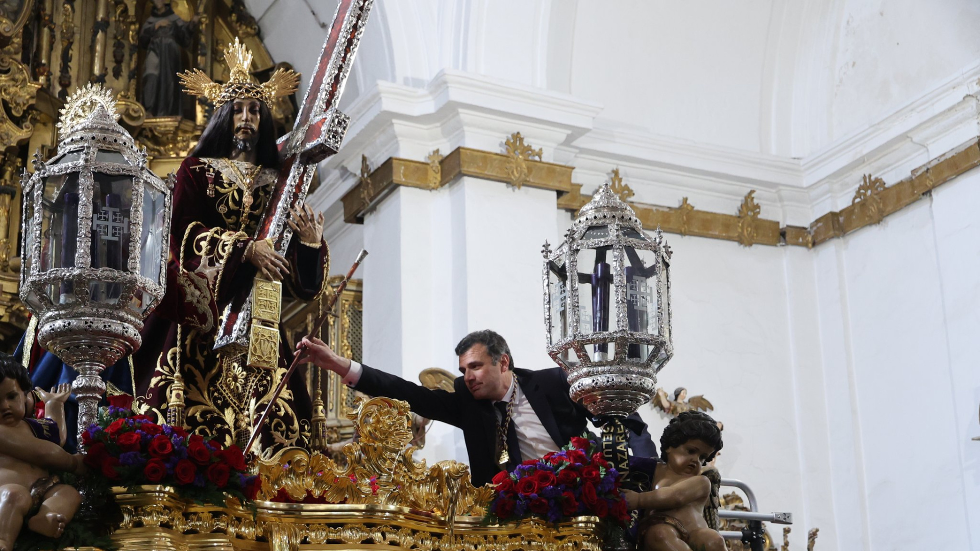 La ciudad de Cádiz muestra su eterno reconocimiento a Jesús Nazareno, alcalde y Regidor Perpetuo
