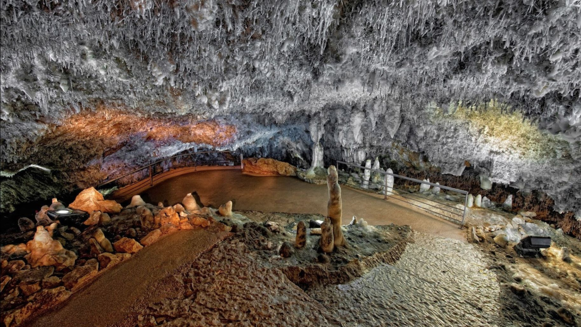 La Cueva de 'El Soplao' vive una Semana Santa de récord y ya prepara sus próximos retos