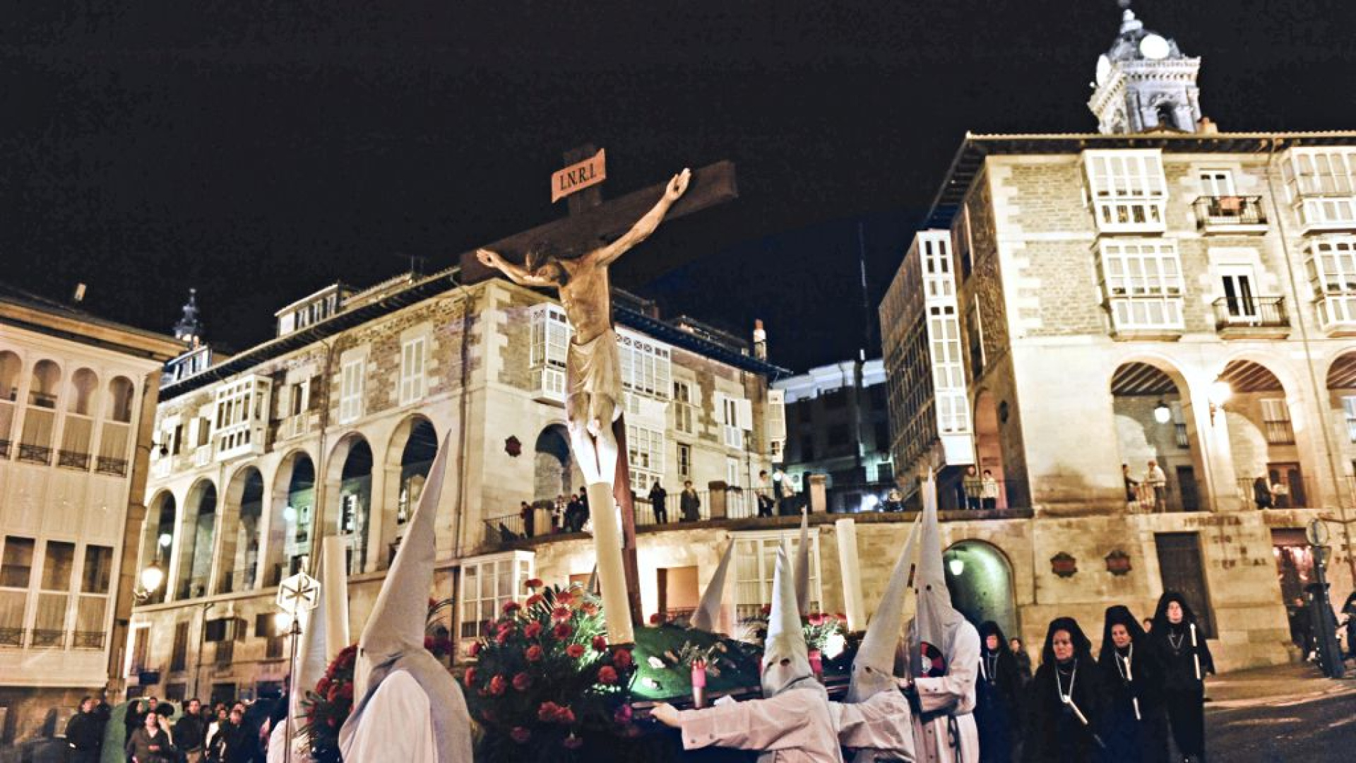 La Semana Santa alavesa recupera su esplendor con una nueva procesión y el fervor de las cofradías