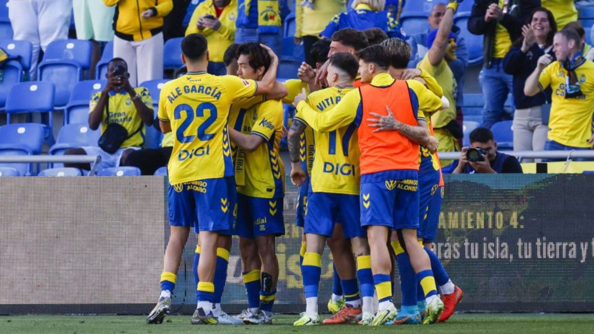 Las Palmas vence al Granada y aprieta más la lucha por el playoff