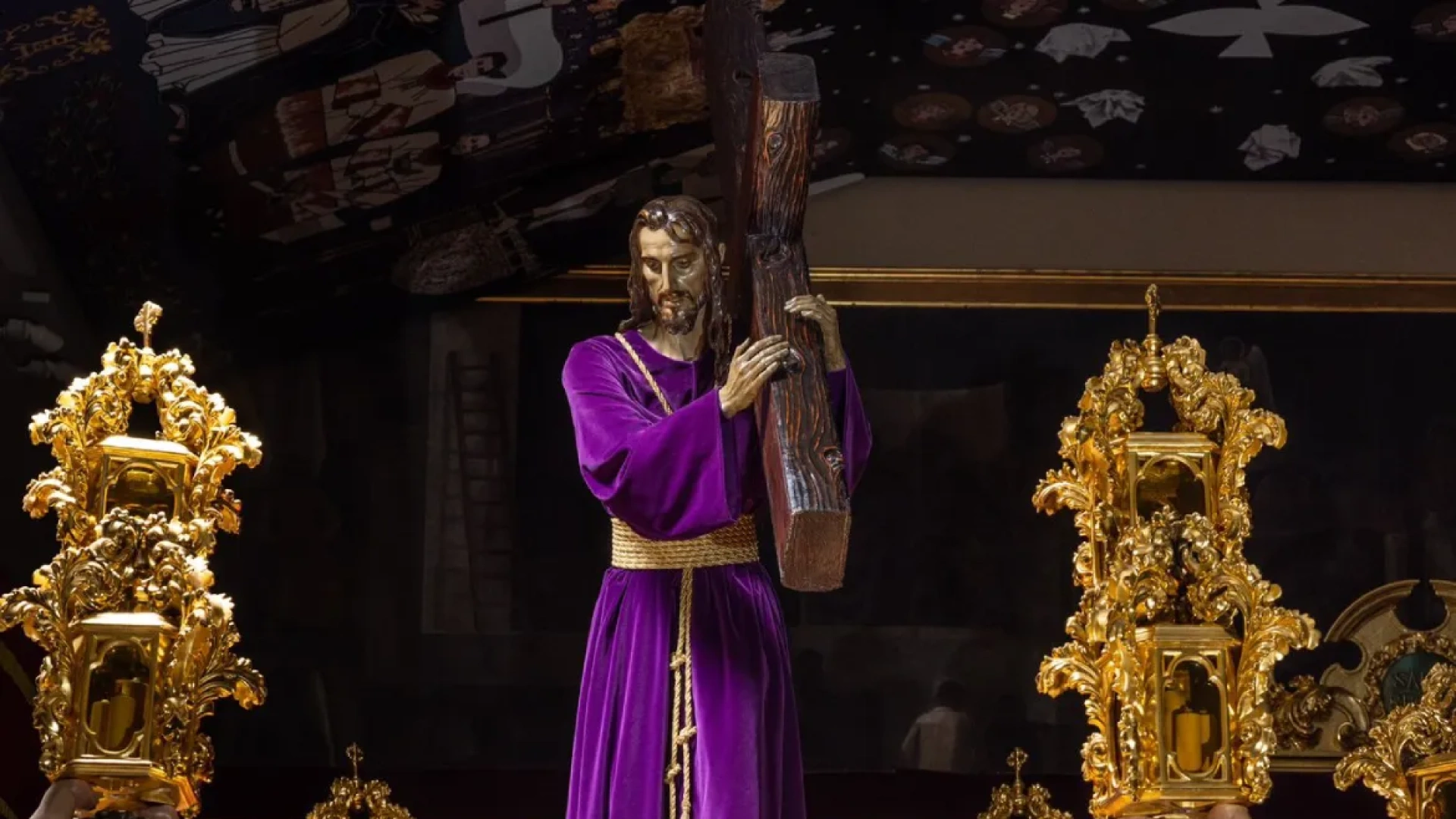 El emocionado relevo de un padre y un hijo en la Semana Santa de Málaga: "Ya he entrado aquí y tengo lágrimas"