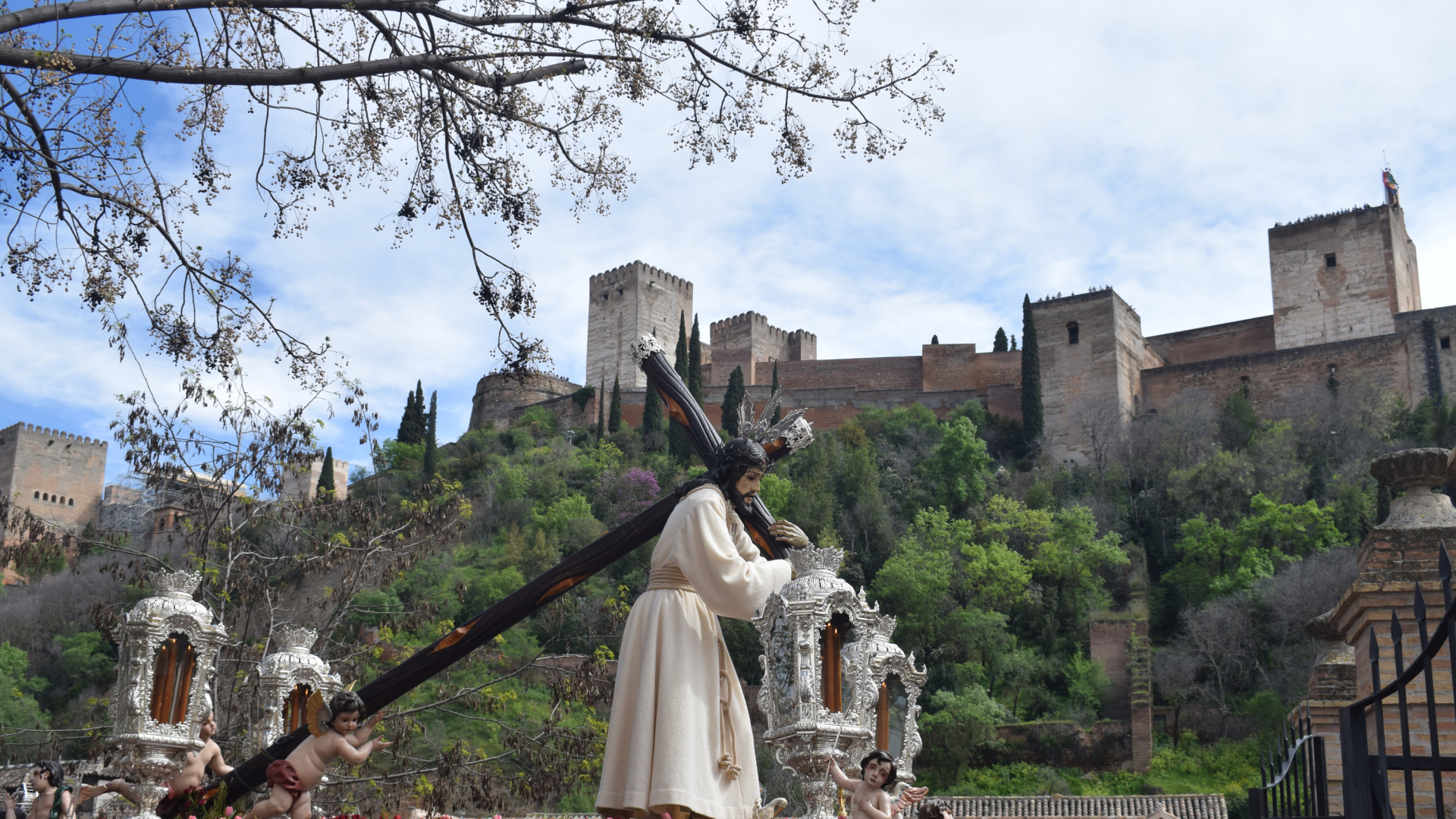 Un Jueves Santo con rostros famosos en los cortejos y la belleza como nota dominante