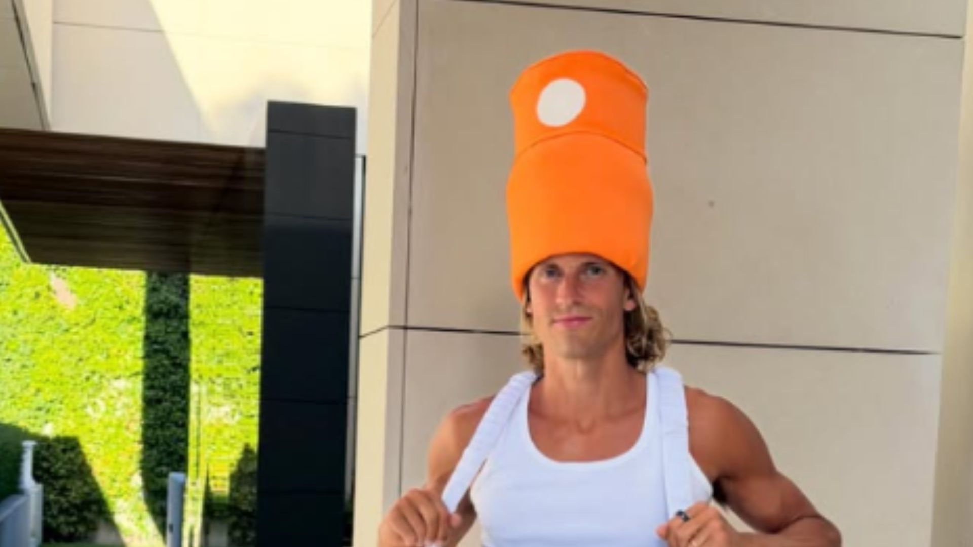 Marcos Llorente sorprende con un disfraz y una lista de consejos para Semana Santa