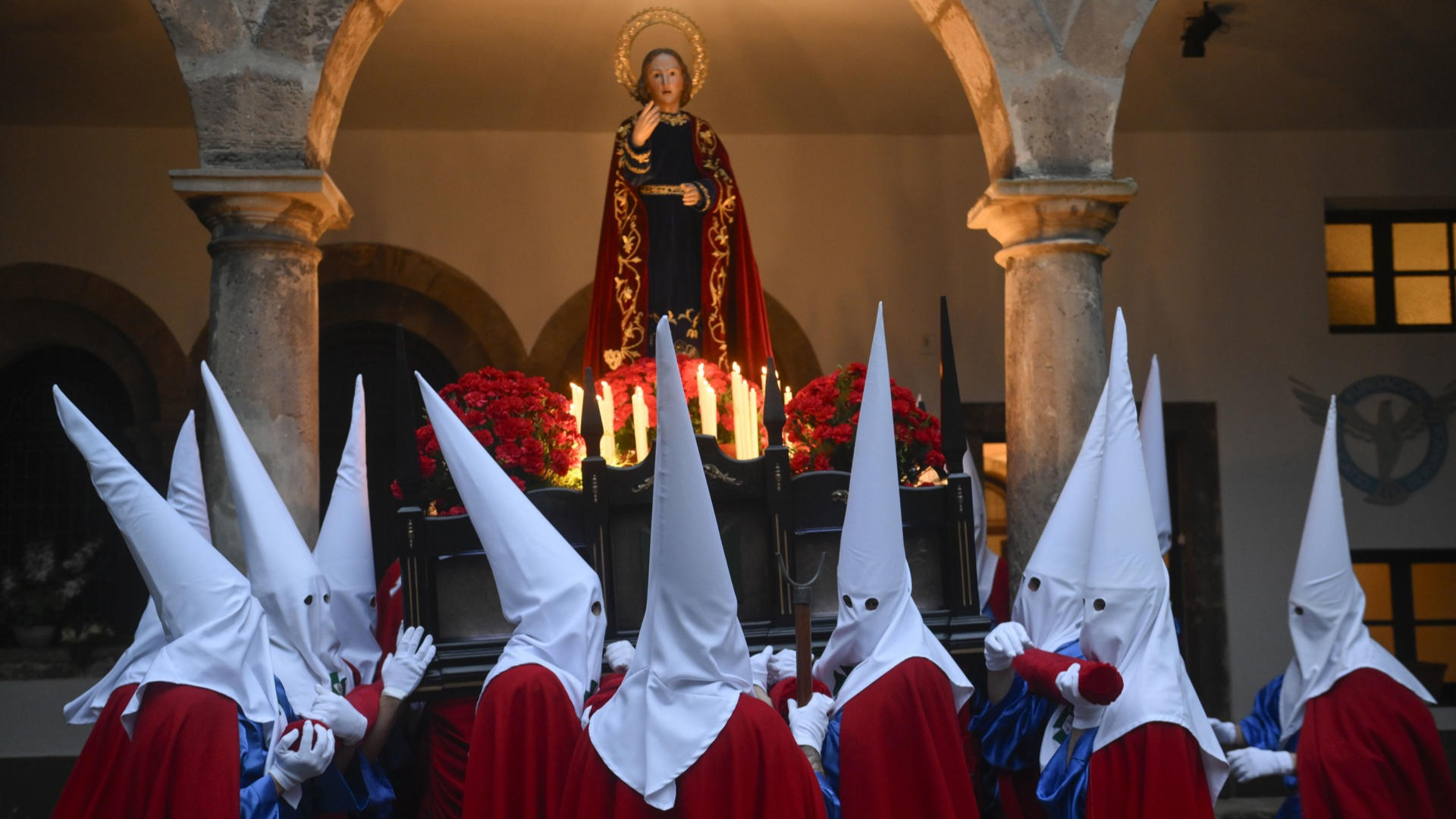 Así son los 'sanjuaninos', protagonistas de una de las procesiones más carismáticas de Avilés y que se ha hecho viral esta Semana Santa
