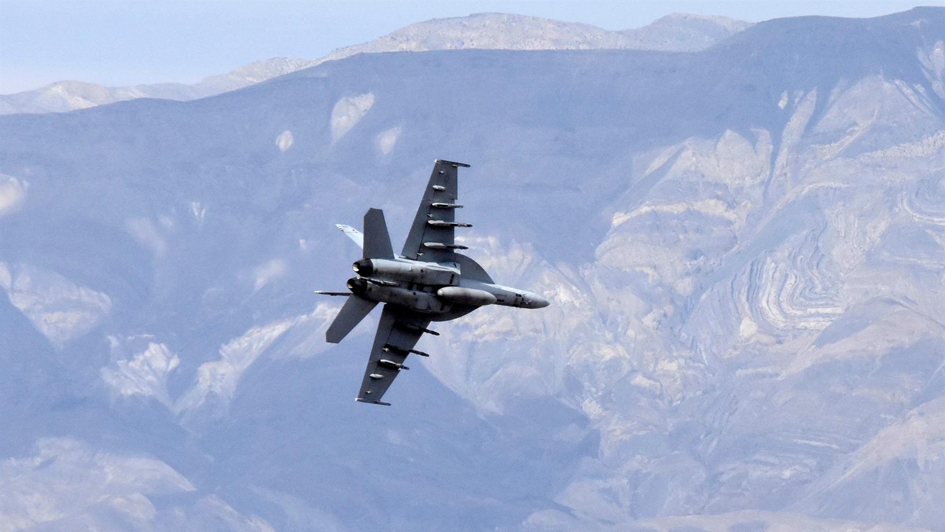 El Pentágono organiza una operación para rescatar a la tripulación del caza derribado por Irán