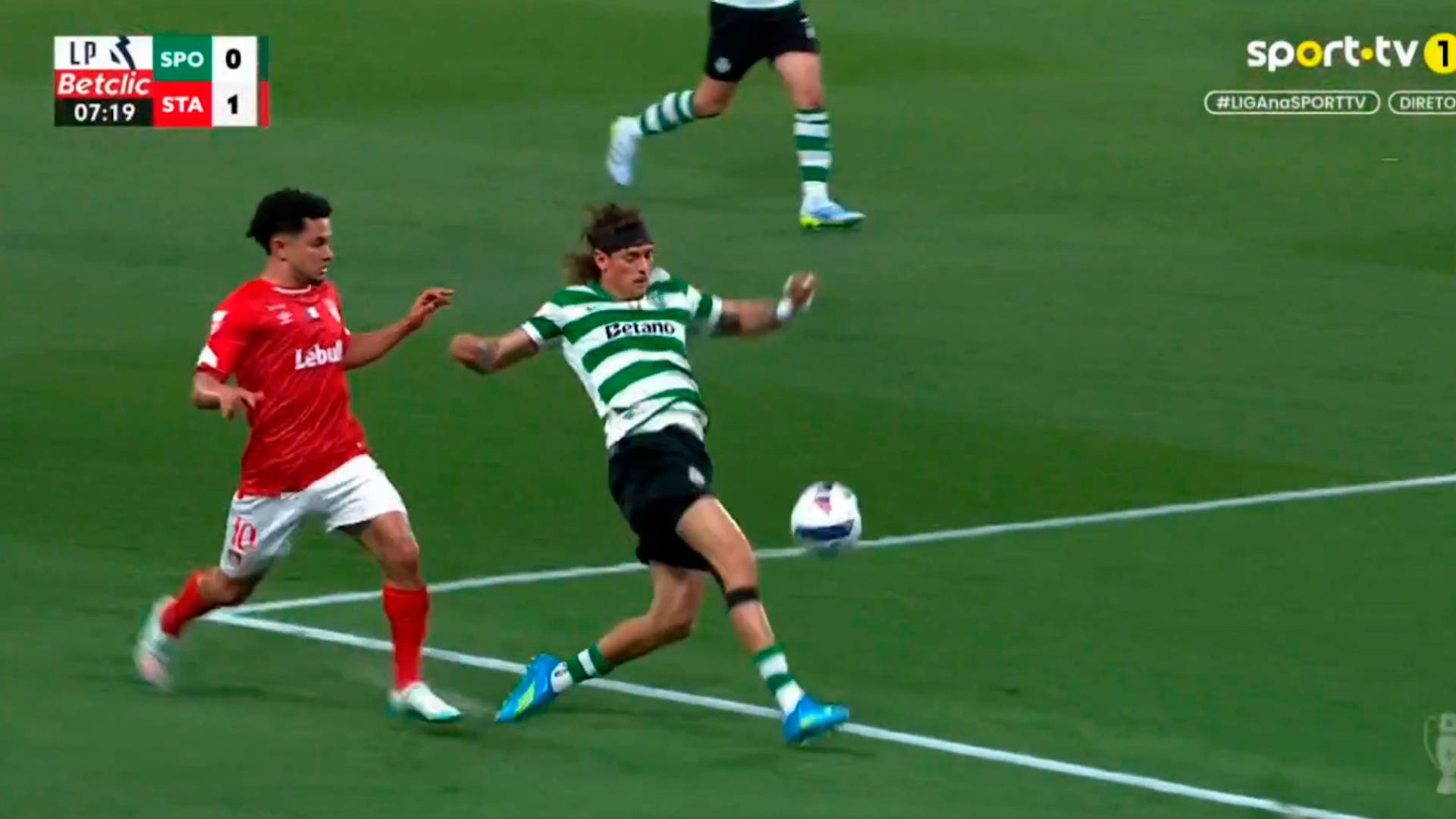 Un escándalo arbitral en el Sporting-Santa Clara provoca un gran lío con el Oporto y el Benfica: 