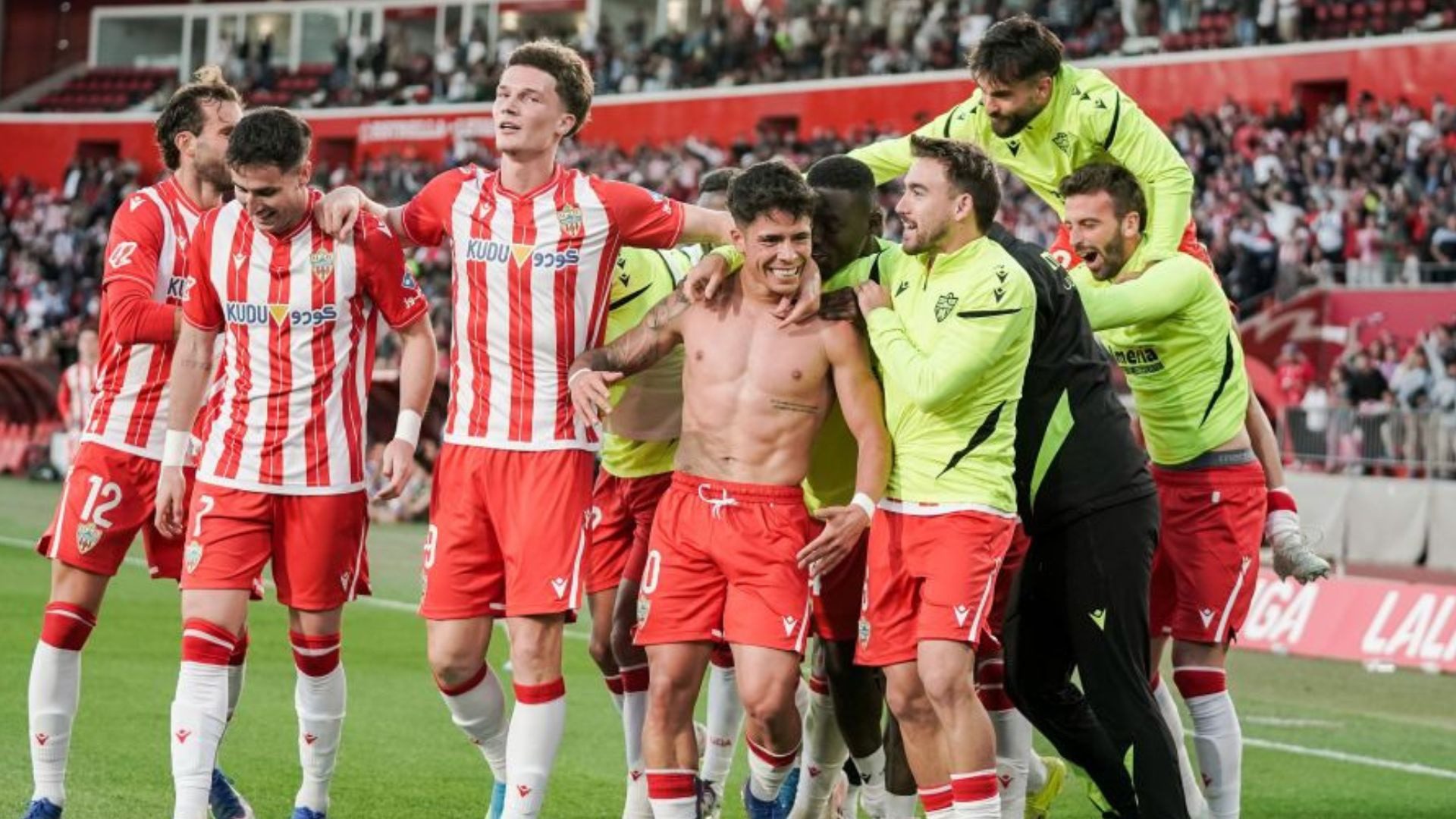 El Almería escala a la segunda posición y va a la caza del Racing