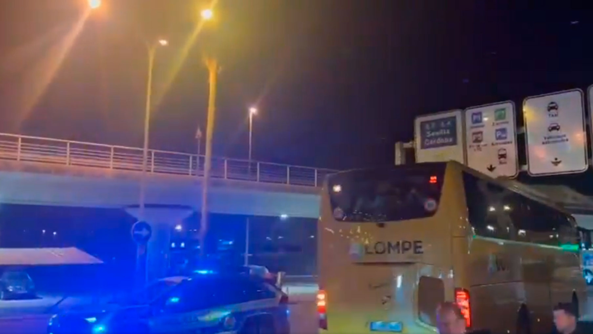 Momentos de tensión a la llegada del Sevilla a la capital hispalense tras la derrota en Oviedo