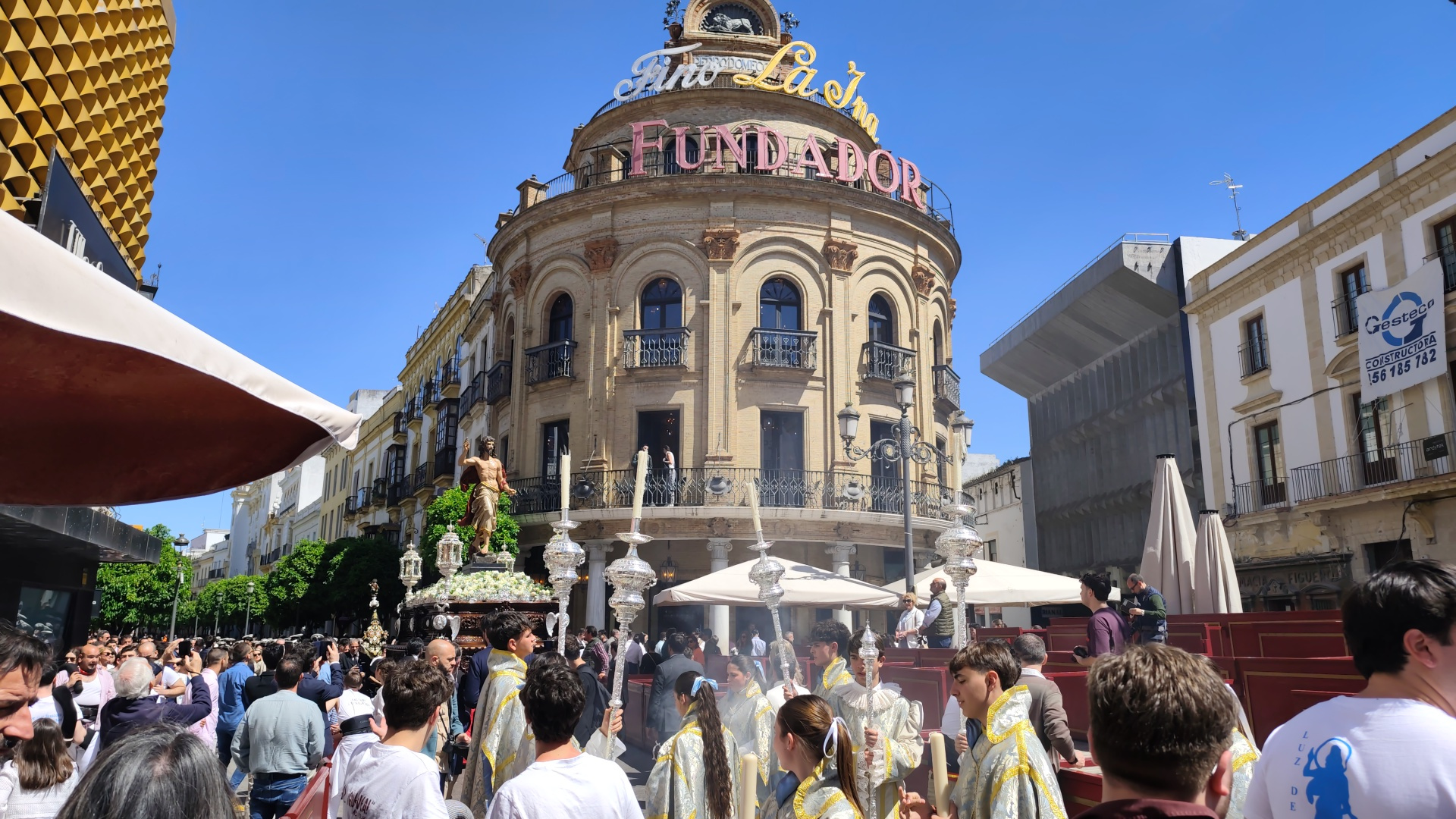 Cristo Resucitado completa, con su nueva imagen y nazarenos sin antifaz, una Semana Santa en la que nada ha impedido todas sus cofradías en calle