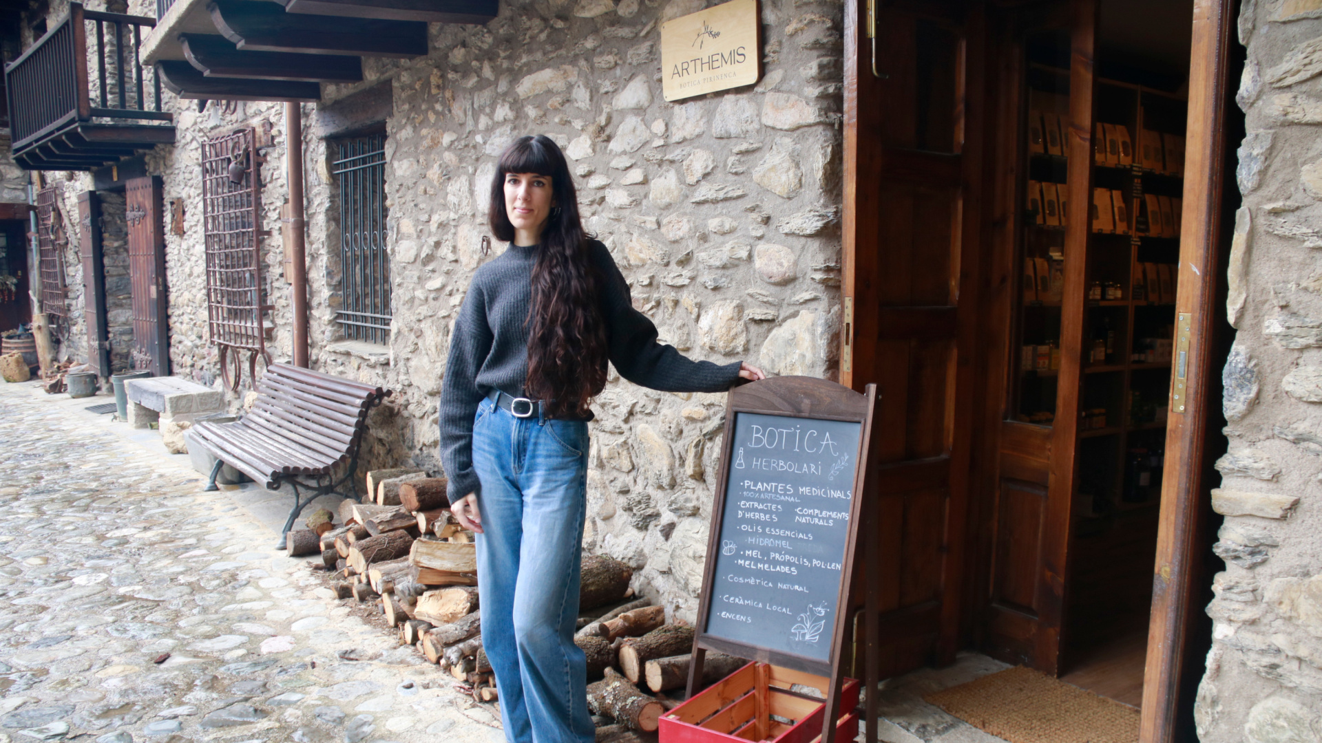 La violonchelista que ahora susurra a las plantas: la nueva vida de Bea Andrés en la Garrotxa