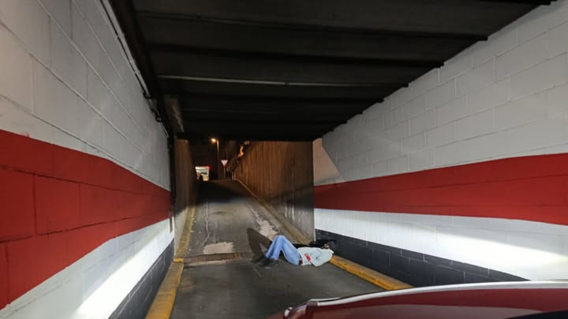 Un vecino de Santiago se encuentra a un individuo borracho y dormido que le impide salir del parking