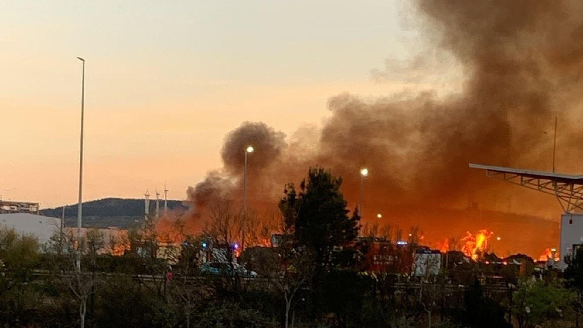 Un aparatoso incendio en un parque de reciclado de Zaragoza, visible a varios kilómetros a la redonda: 