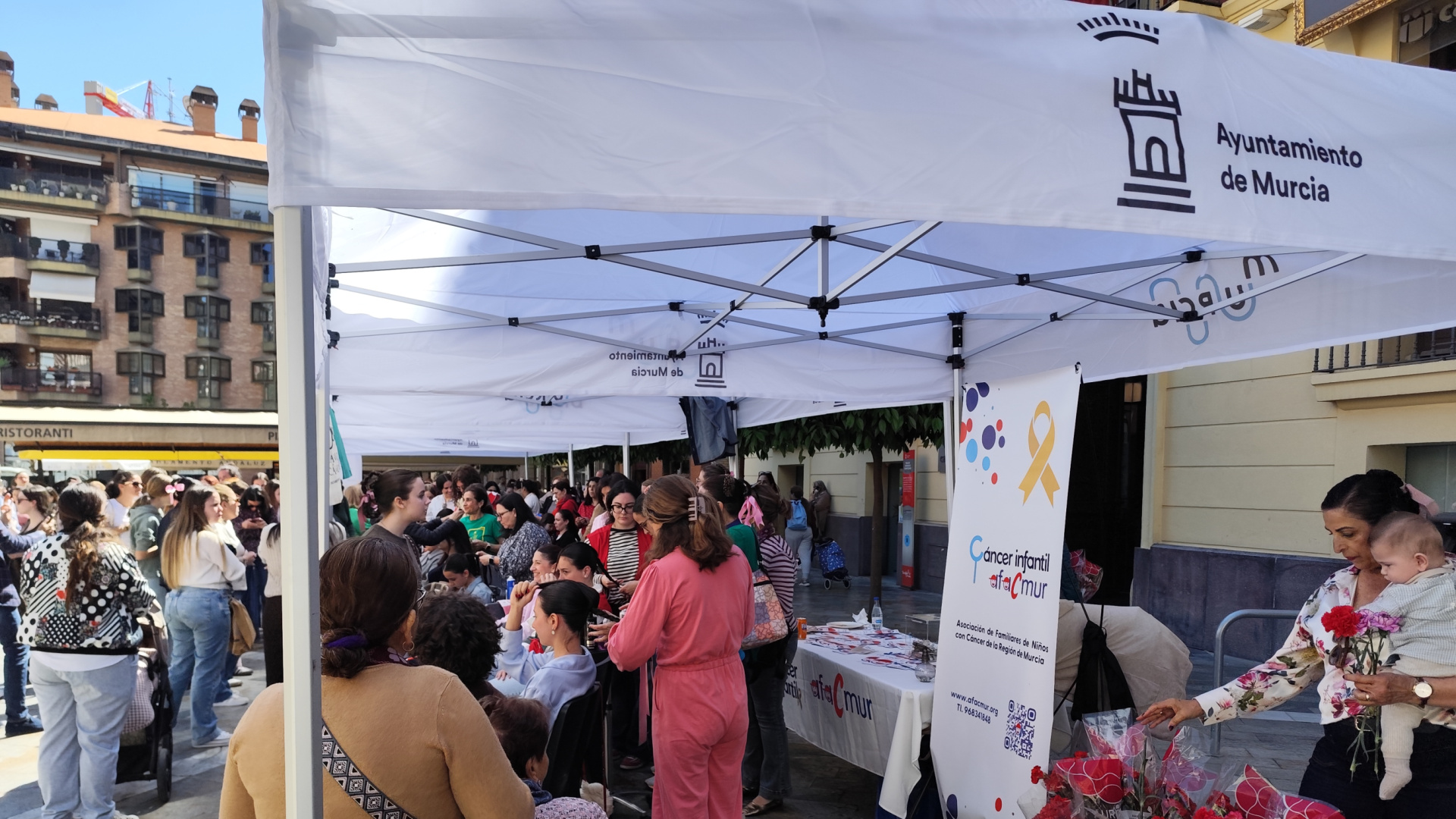 Murcia se vuelca con el Moño Solidario: largas colas para peinarse por una buena causa