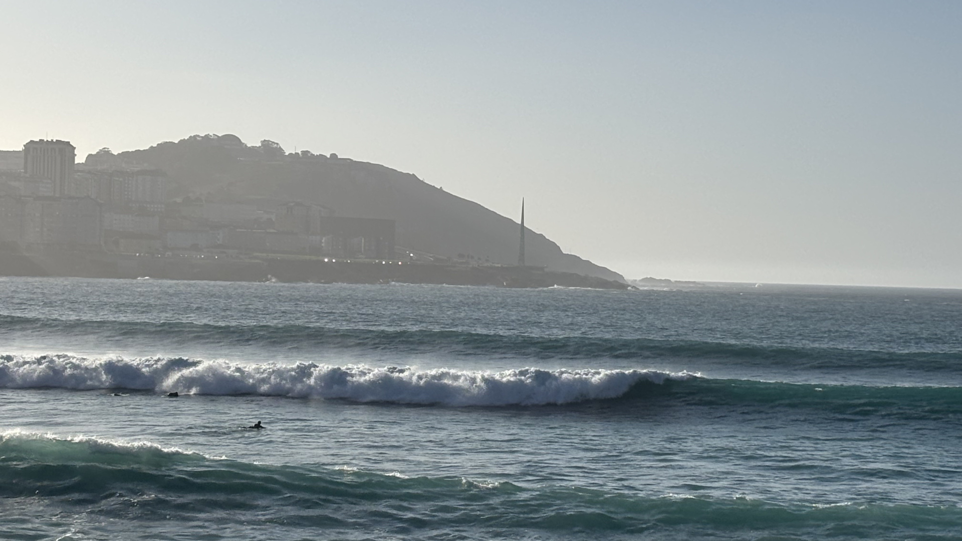 Pablo Montero, el surfista de A Coruña que pide saltar los precintos en las playas: 
