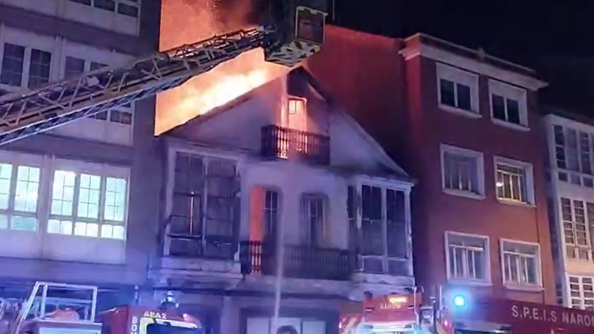 Un incendio calcina un edificio deshabitado en Narón sin causar heridos