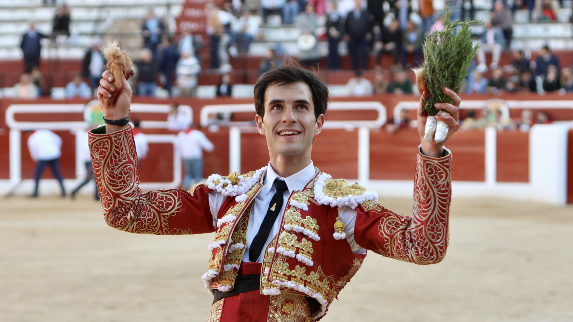Puerta grande de Samuel Navalón en la reapertura taurina de Hellín