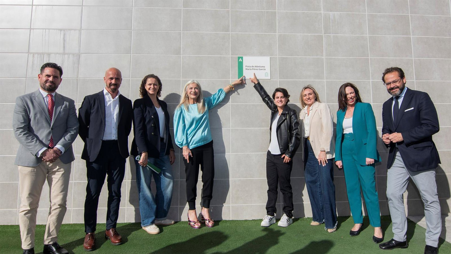 María Pérez da nombre a la pista de atletismo del Estadio de la Juventud de Granada
