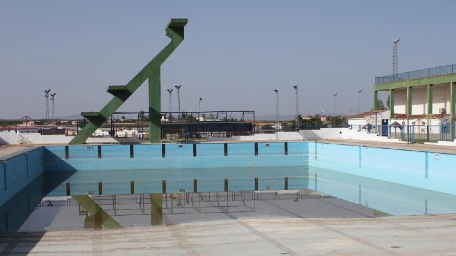 Denuncian que Almendralejo ignoró durante once años una fuga masiva de agua en su piscina municipal