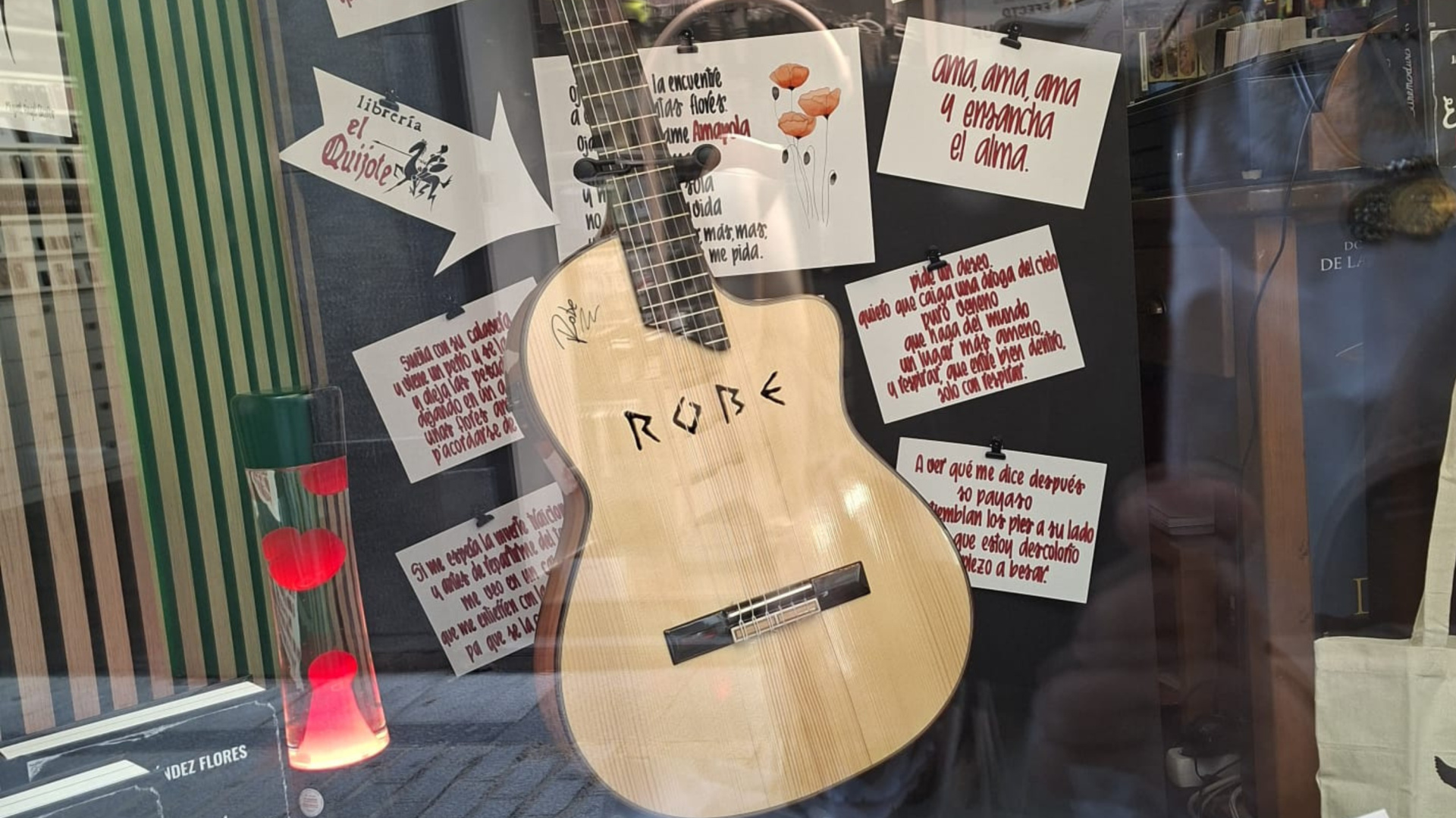 El último regalo de Robe Iniesta a su ciudad: una guitarra única para salvar a la Unión Polideportiva Plasencia