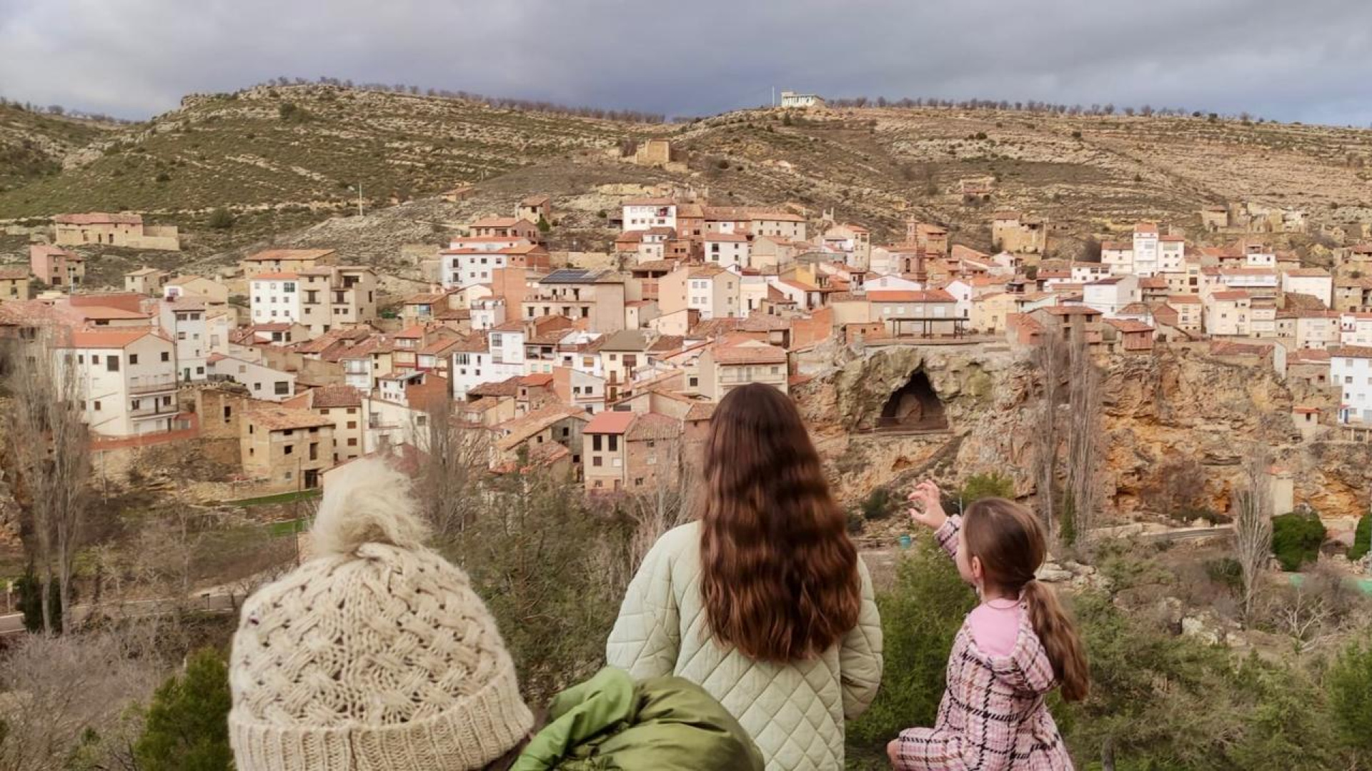 El éxodo de Semana Santa: cómo un pueblo de 137 habitantes se multiplica por cinco y sobrevive al colapso