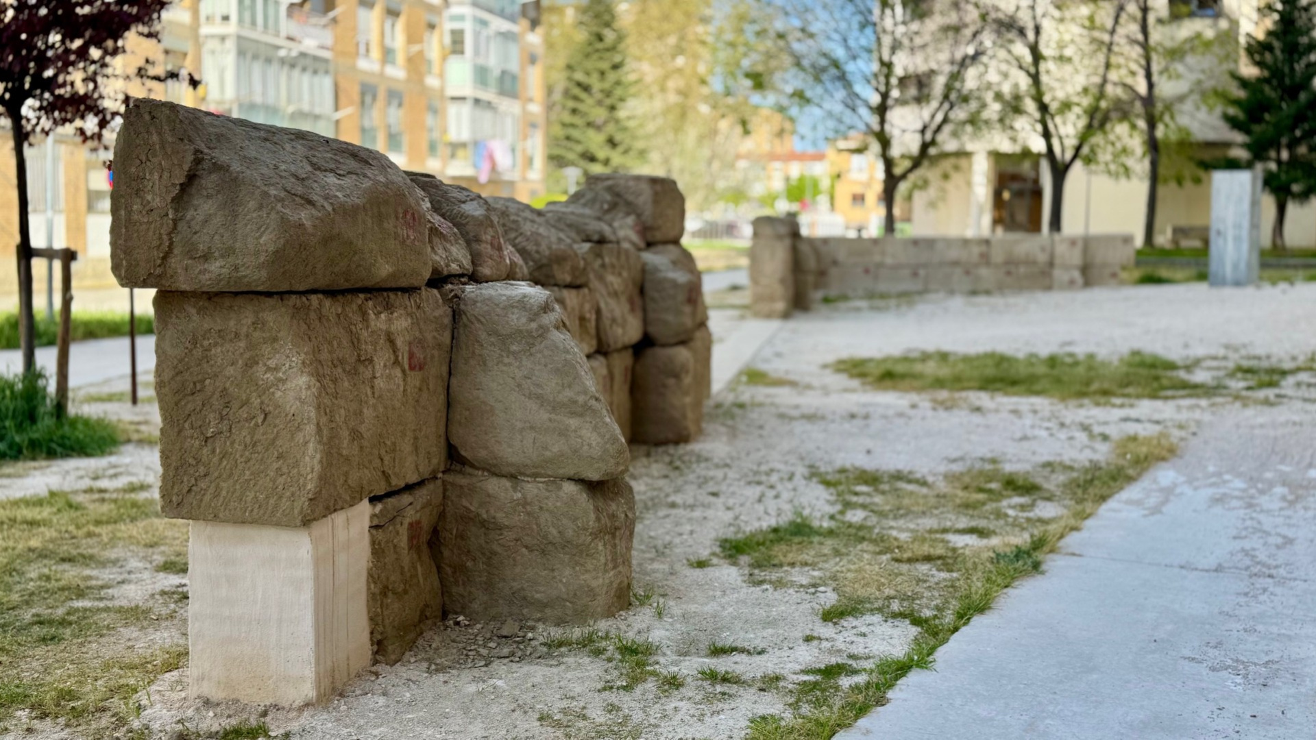 Huesca expone a pie de calle el misterio de su gran construcción romana: Los restos arqueológicos de la avenida Monreal ya pueden visitarse