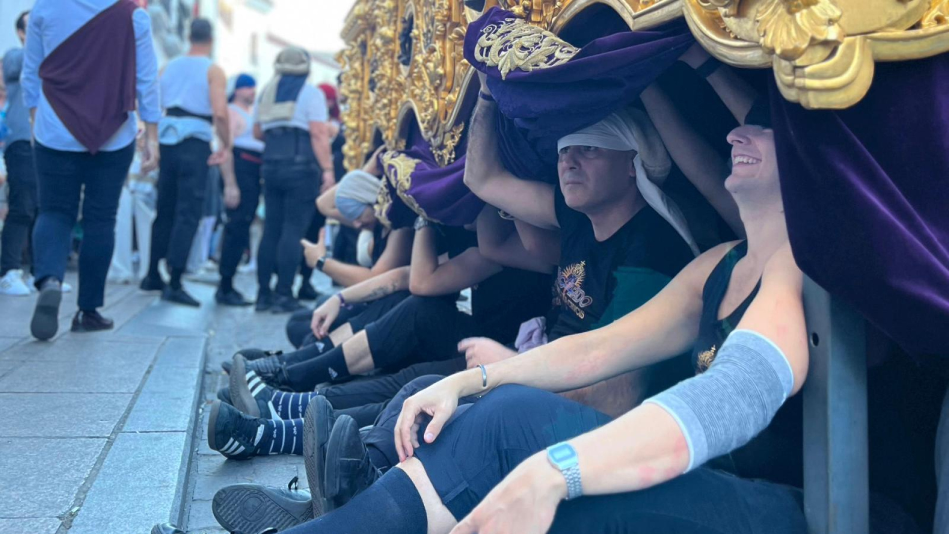 El descanso del costalero: la guía de expertos para una recuperación total tras la Semana Santa