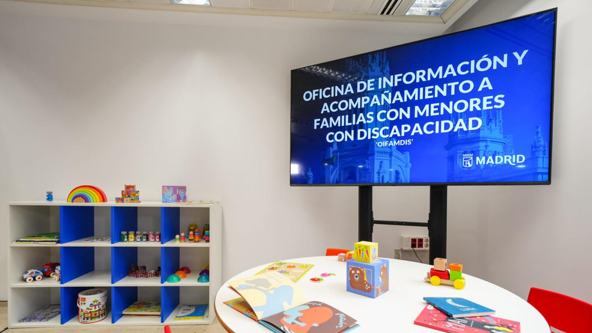 Madrid estrena una oficina pionera para guiar y acompañar a familias con menores con discapacidad