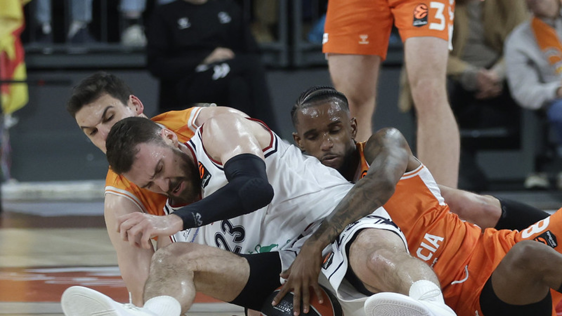 Su cultura del esfuerzo mete a Valencia Basket en el top 6 tras una eléctrica remontada ante Olimpia Milano (102-96)