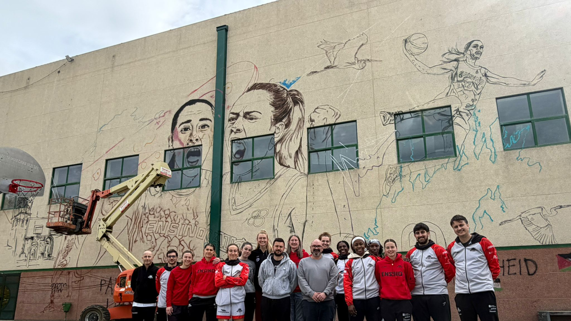 El baloncesto femenino ocupa su lugar en el templo de este deporte en Lugo: un mural gigante inmortaliza la historia del Ensino en el Pazo