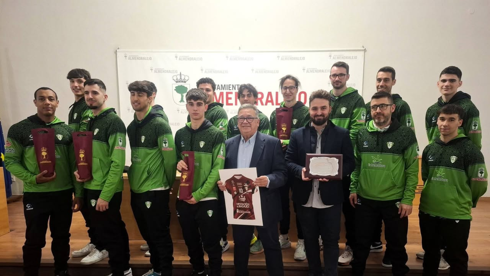 El alcalde recibe al Voleibol Almendralejo antes de disputar la fase de ascenso a la Superliga