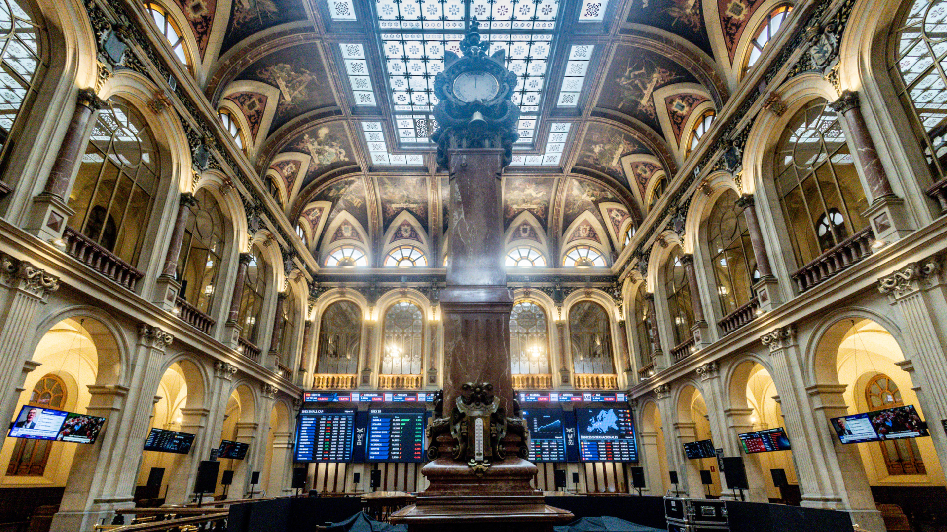 El Ibex 35 se dispara y reconquista los 18.000 puntos por la tregua entre EEUU e Irán