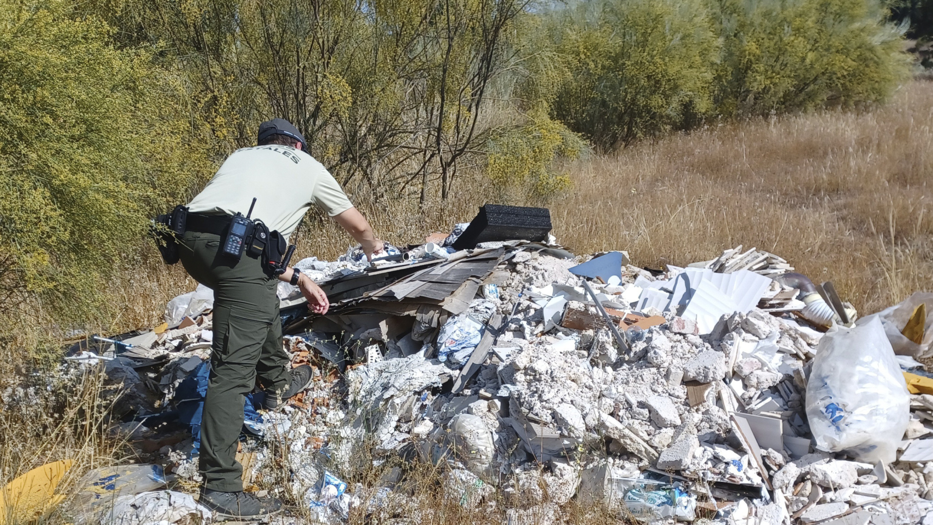 Agentes Forestales de la Comunidad de Madrid tramitaron más de 100 denuncias por vertidos ilegales en el medio natural en 2025