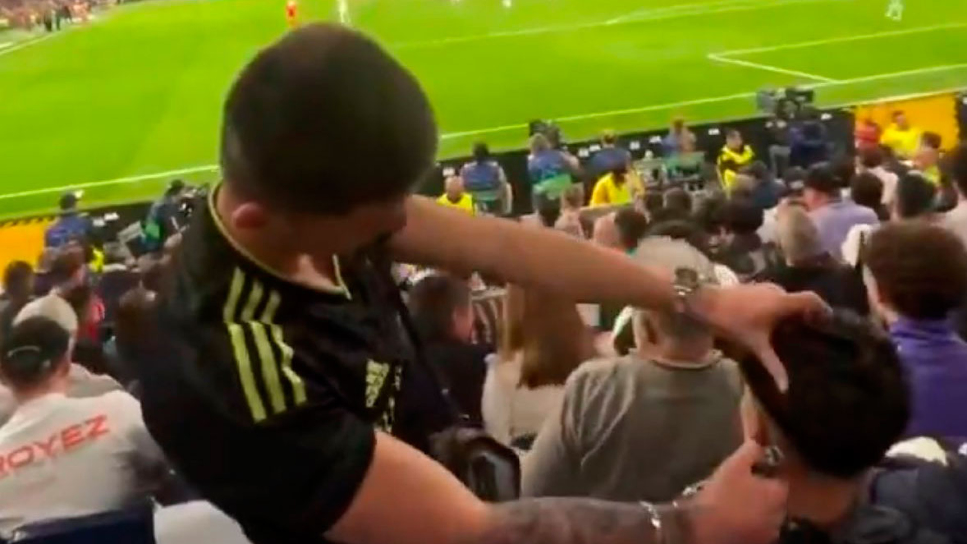 La imagen en pleno Real Madrid-Bayern que ha indignado al madridismo: Problemas con los 'influencers' en el Bernabéu