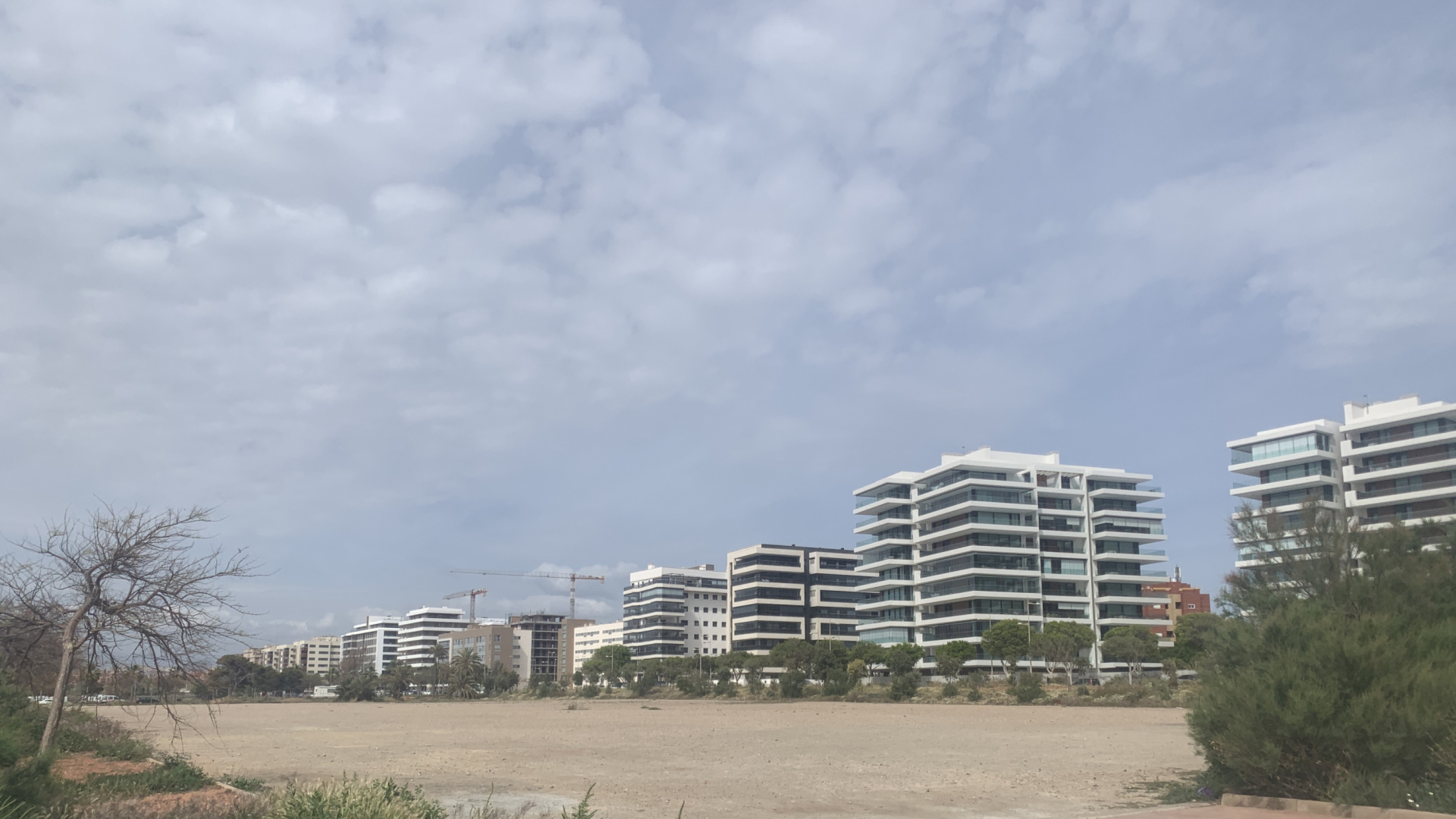 Almería blinda el antiguo recinto ferial para erradicar el aparcamiento de caravanas