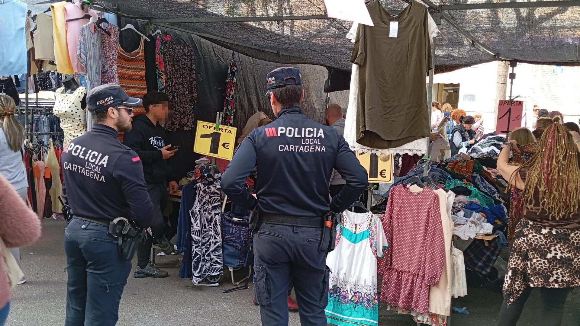 La Policía de Cartagena intensifica la vigilancia sobre la ropa de segunda mano en los mercadillos