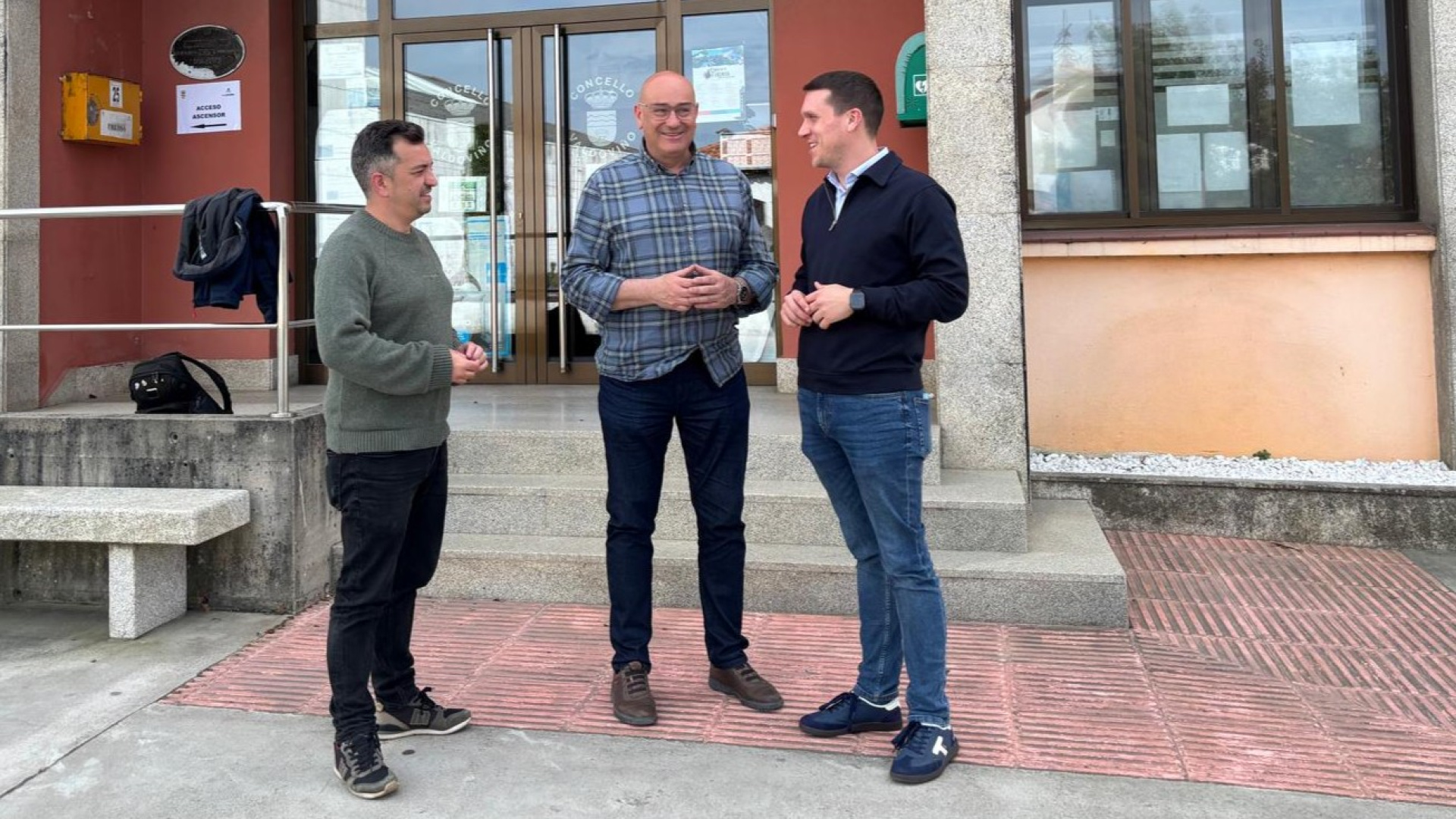 El PSOE denuncia una sanción de la Xunta a Valdoviño y exige explicaciones en el Parlamento por la piscifactoría de Meirás