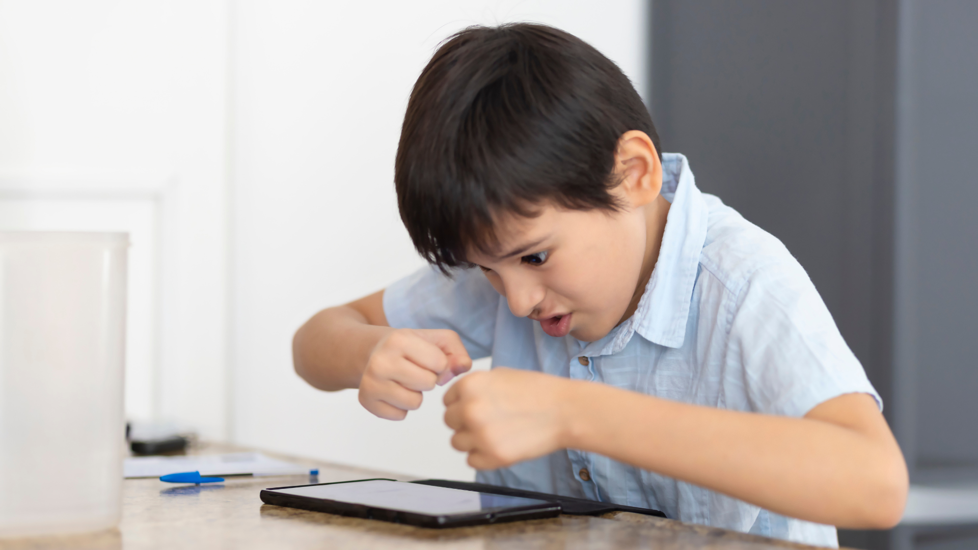 Preocupación por el aumento de casos de 'autismo digital' en menores: 