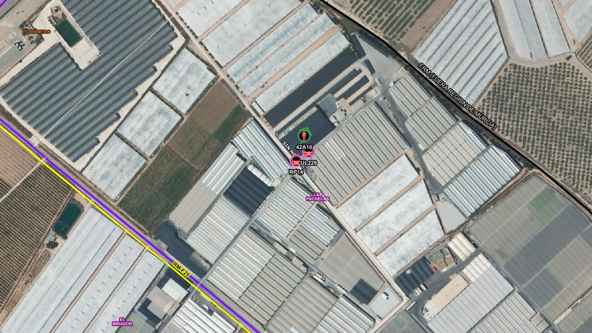 Movilizan dos helicópteros para sofocar un incendio en un almacén de San Pedro del Pinatar