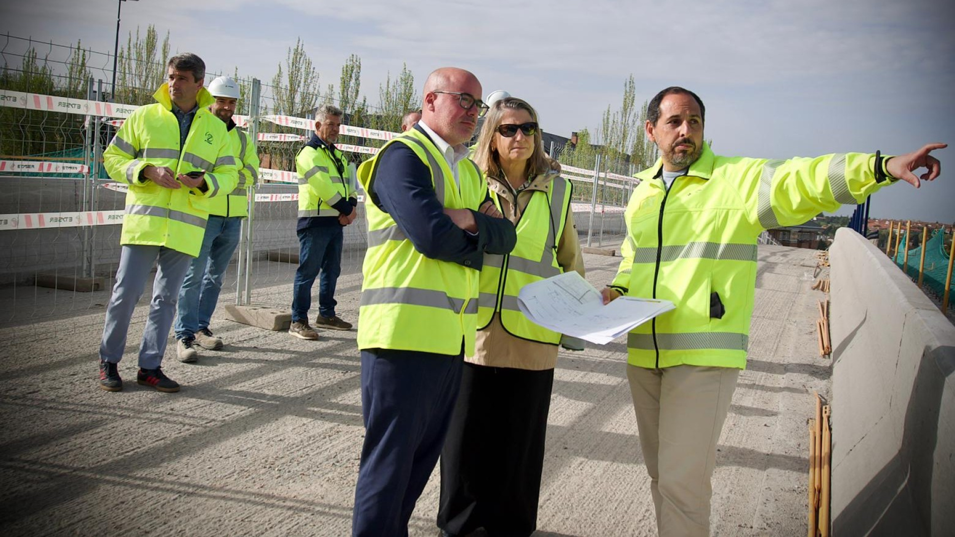 El Puente de Los Delfines en Collado Villalba estará en servicio en junio: ahora está en obras de mejora y cortado al tráfico, no a peatones
