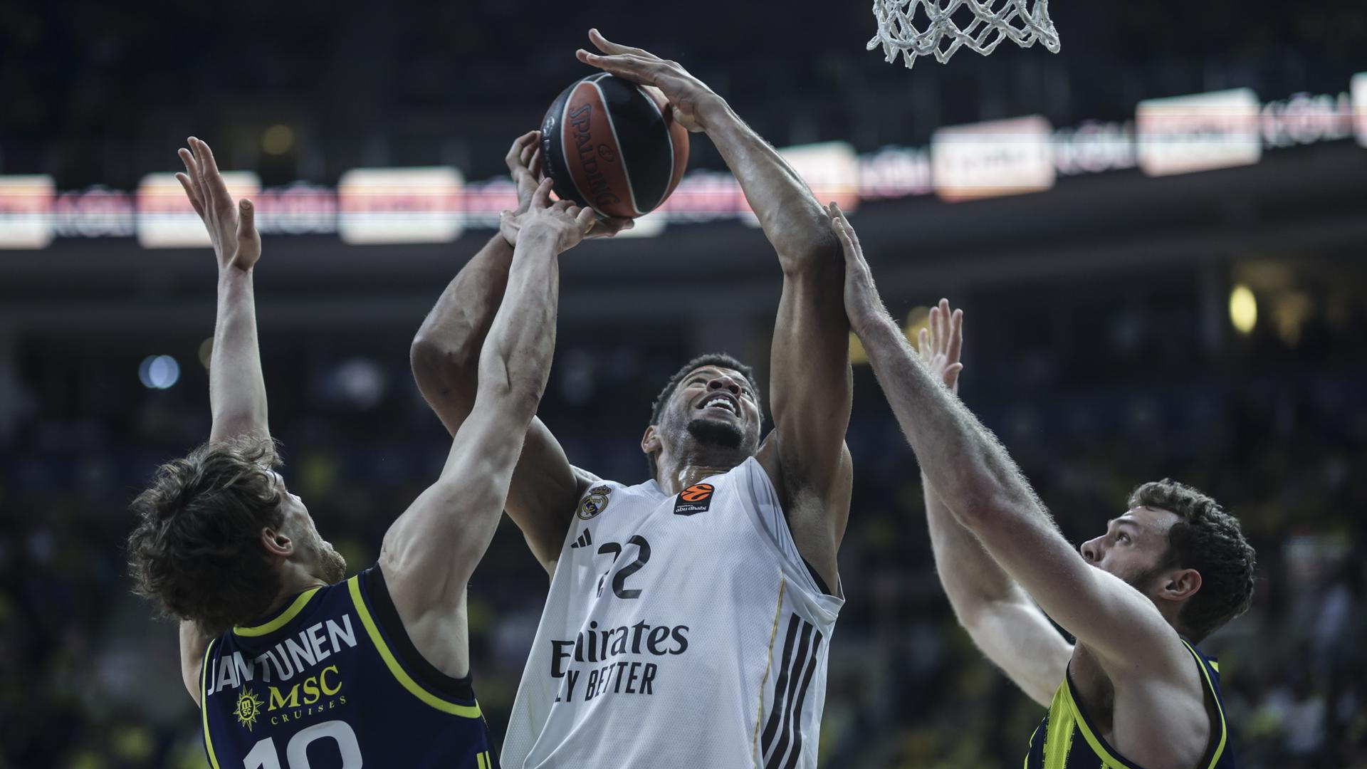 El Real Madrid vence al Fenerbahce y dependerá de sí mismo la última jornada