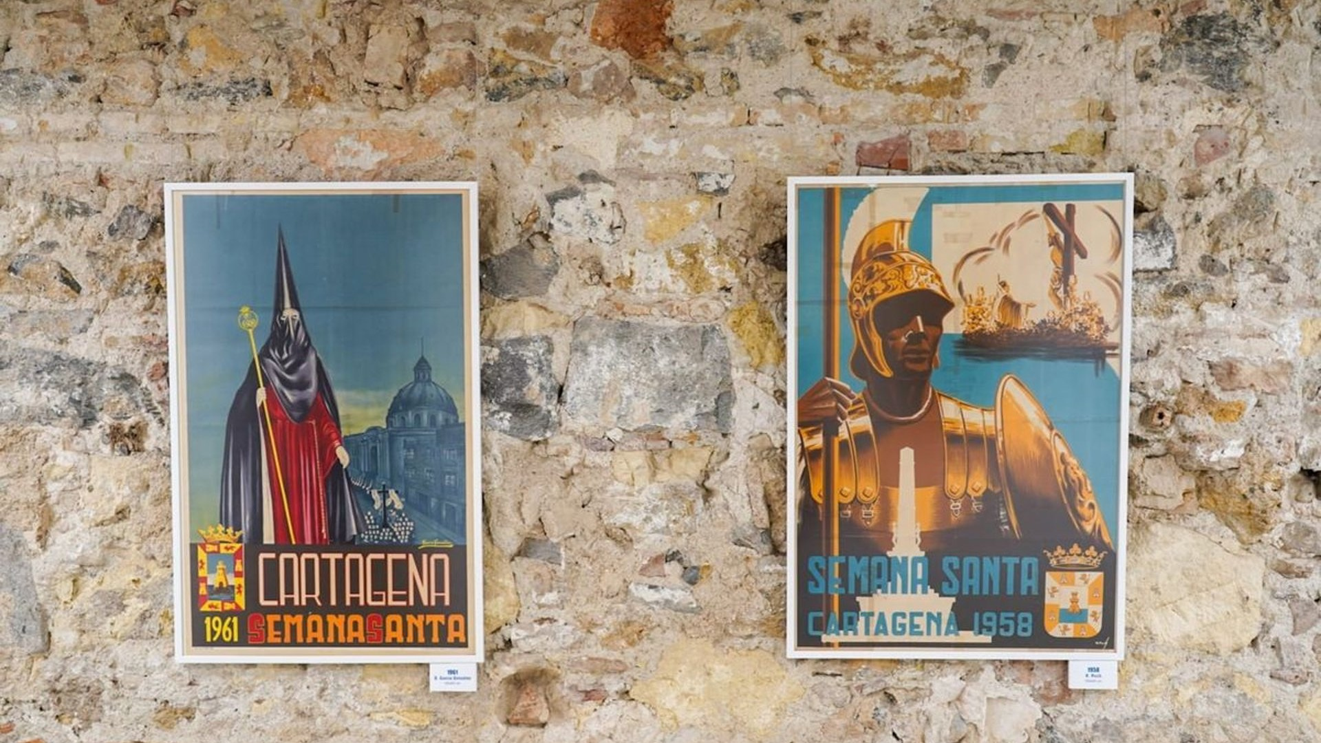 La exposicición sobre un siglo de carteles de la Semana Santa de Cartagena atrae a más de 4.500 visitantes