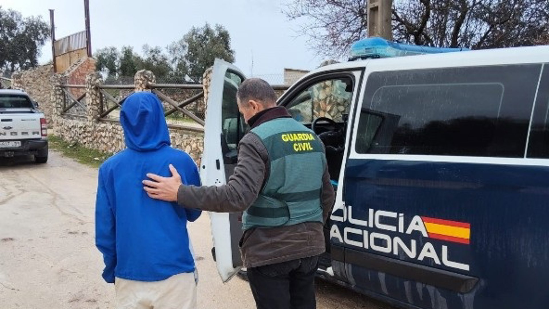 Investigan a dos empresarios por explotar a trabajadores extranjeros en la recogida de aceituna en Sevilla