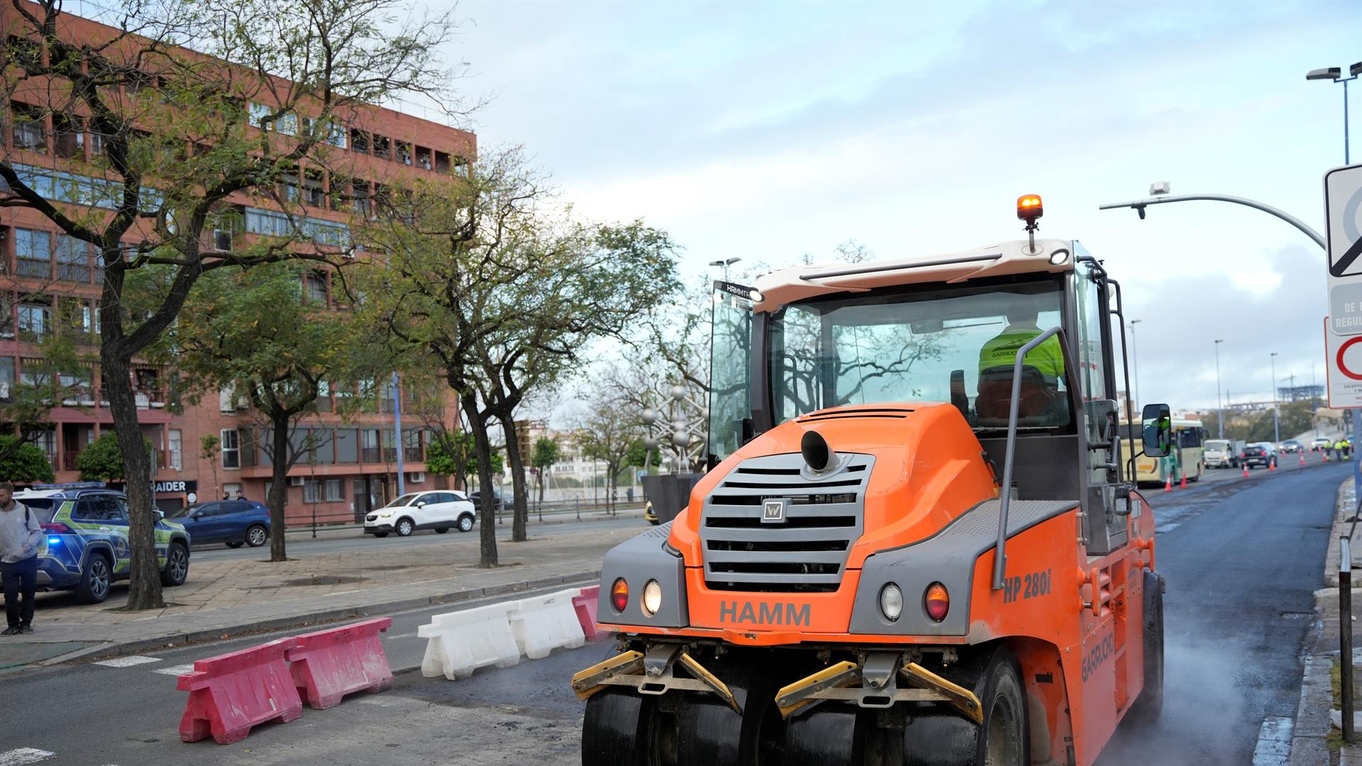 Sevilla transforma la Carretera de Su Eminencia con una doble obra de repavimentación y mejora de redes