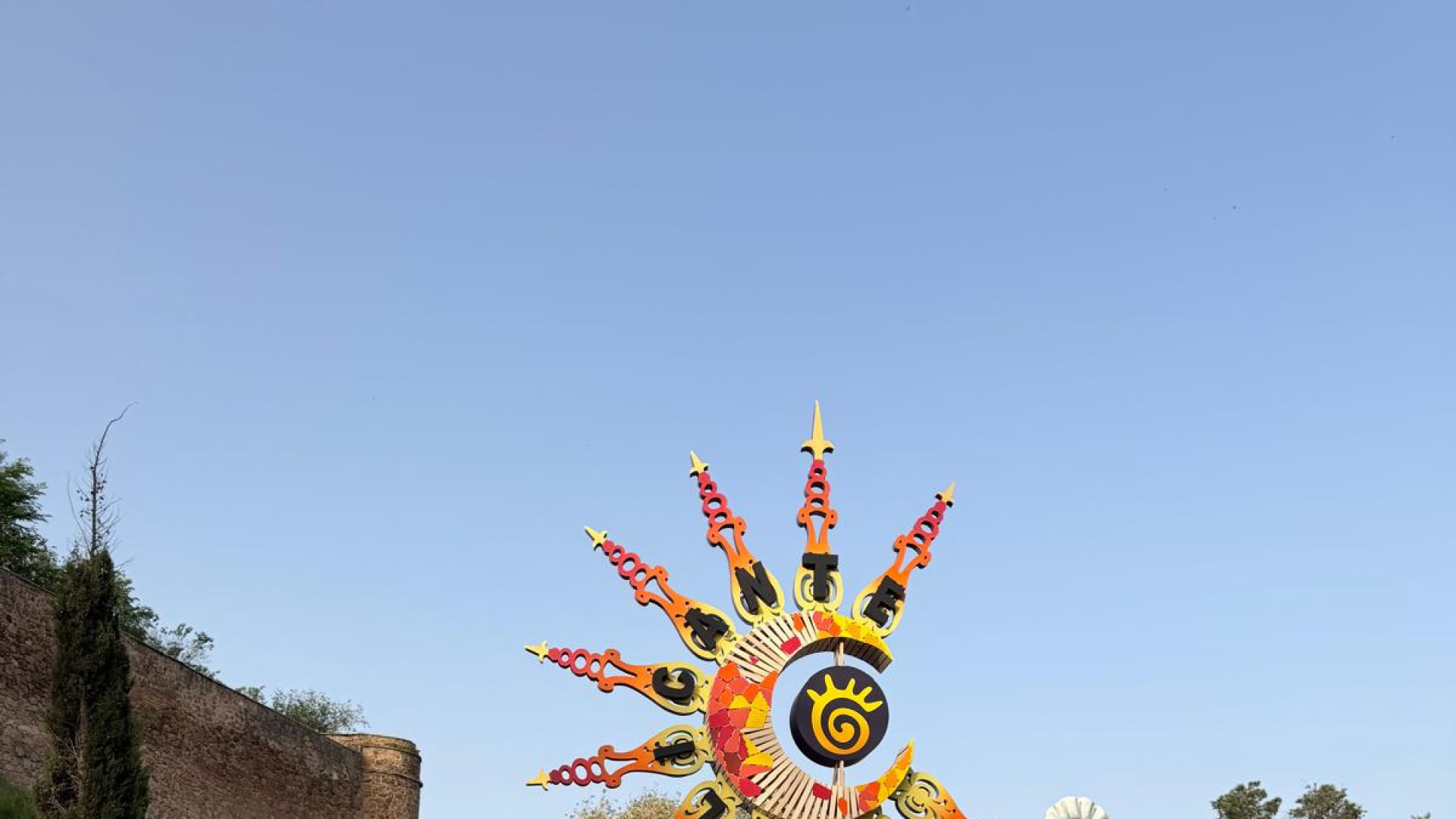 Las Hogueras de Alicante conquistan Toledo con una mascletà histórica y la plantà de un monumento