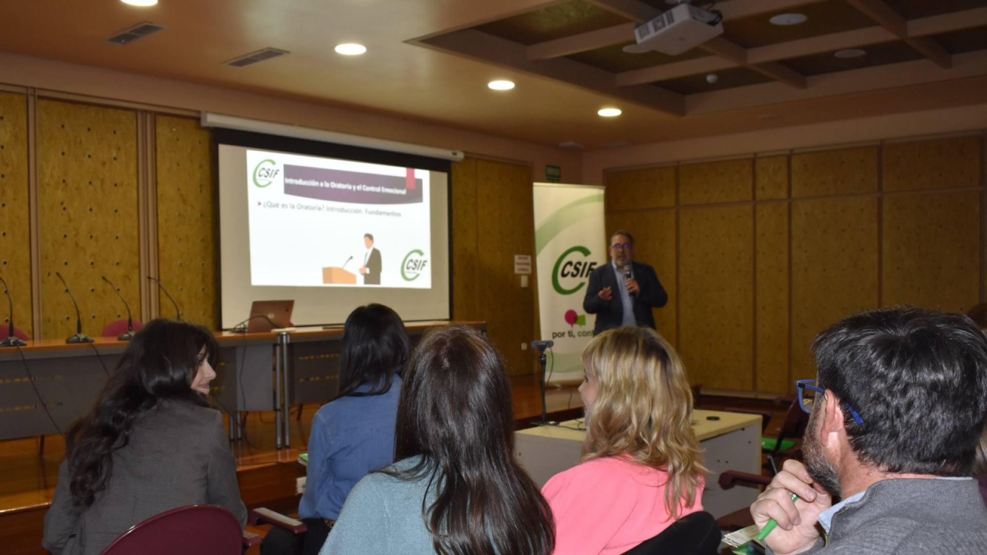 El buen orador ¿nace o se hace? Este profesor de secundaria lo tiene claro: hablar bien en público 