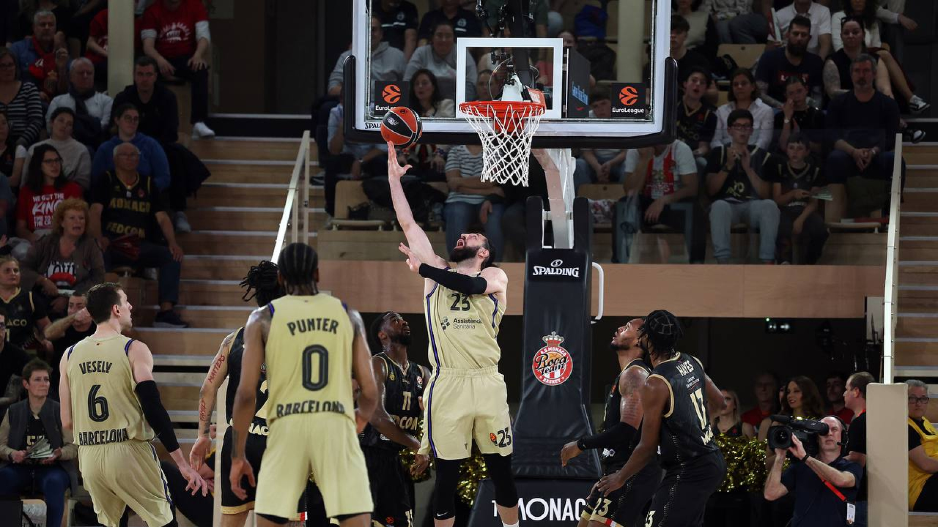 El Barça pierde contra ocho pero depende de sí mismo para jugar el 