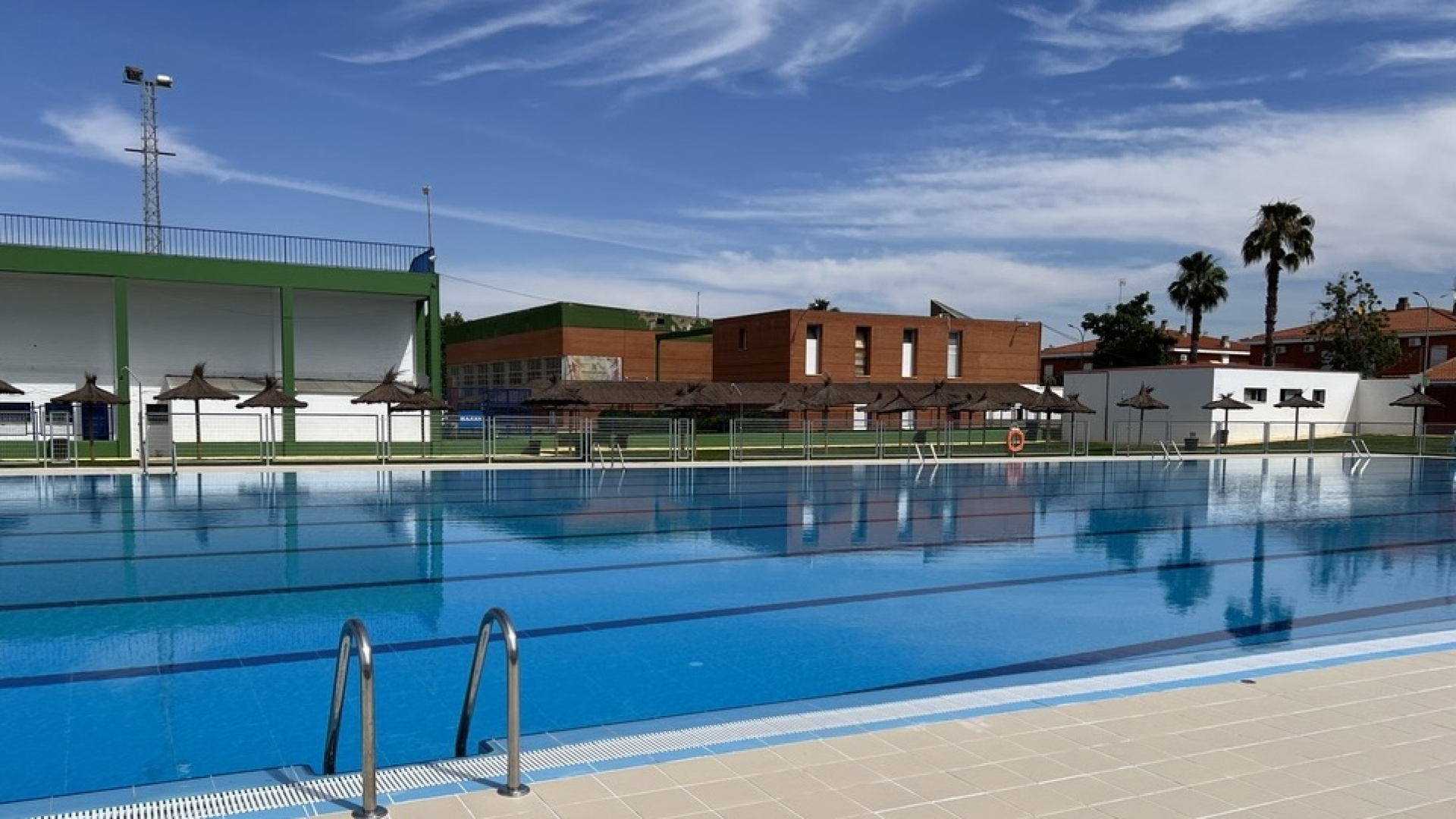 ¿Se contradice el alcalde de Almendralejo sobre el contrato del agua y las pérdidas durante 11 años en la piscina municipal?